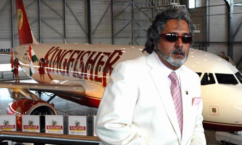 Vijay Mallya vor einem Jet seiner Airline: Eine schwierige Entscheidung steht an.