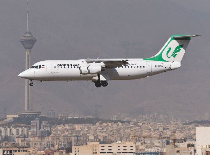 Im Iran fliegen auch heute noch einige BAE 146/Avro RJ im Linieneinsatz. Mahan Air verfügt derzeit über 18 Exemplare des kleinen Vierstrahlers, darunter auch die EP-MOM, die einst für Meridiana gebaut wurde und zeitweise als D-AEWP bei Eurowings flog.