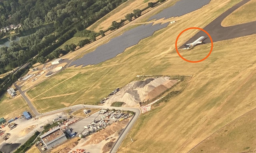 Die D-AICD am Airport Düsseldorf: Im Juni 2023 aus einem startenden Flieger fotografiert.