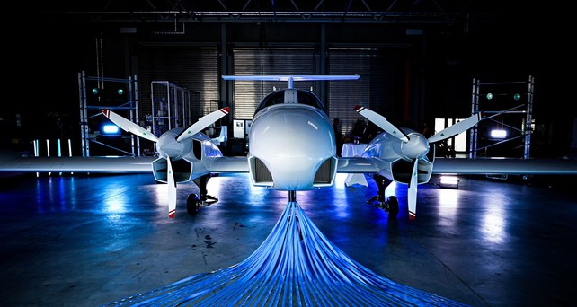 Apus-i2 beim Rollout im Herbst 2024: Das Flugzeug wird seperat verkauft.