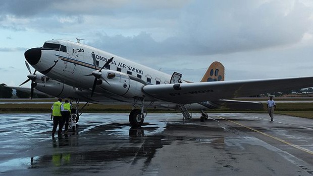 Mombasa - Olkiombo (Tansania): «Auf der Strecke setzt Mombasa Air Safari eine der letzten DC3 im Linienbetrieb ein. Unten zieht die geniale Landschaft der Masai Mara vorbei, nebenher der Kilimandscharo.»
