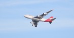 Boeing 747 von Qantas zeichnet Känguru an den Himmel