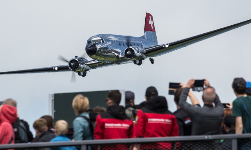 <p style="font-weight: 400;"><em>Beinahe auf Augenhöhe mit der Swissair Douglas DC-3</em></p>
