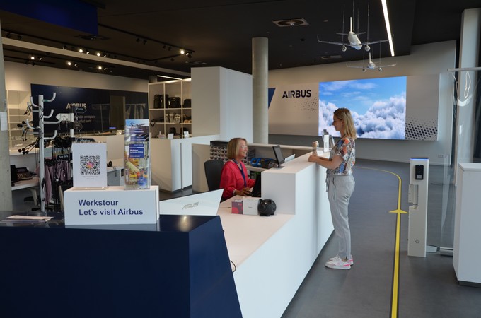 Eingang zum Airbus Besucherzentrum