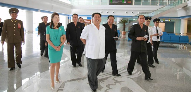 Auch wenn Kim Jong Un hier lächelt: Weil ihm das Design nicht gefiel, ließ er den Chefdesigner töten.