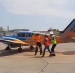 Die Piper Aztec wird mit Farbe besprüht: Die Allgemeine-Luftfahrt-Gemeinschaft sorgt sich um den Versicherungssschutz.