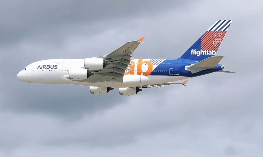 Der Airbus A380 im Flightlab-Design beim tiefen Überflug: Ein Triebwerk wird ausgetauscht werden.