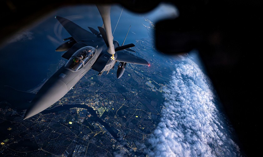 McDonnell Douglas F-15 E Strike Eagle der U.S. Air Force wird während einer Übung von einem KC-135 Stratotanker betankt.