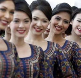 Flugbegleiterinnen von Singapore Airlines: Im Flugzeug sind Frauen derzeit nur in der Kabine und nicht im Cockpit zu finden.
