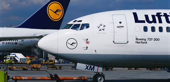 So kommen die Lufthansa-Flieger aktuell daher. Weiß ist die vorherrschende Farbe, der Rumpf ist unten grau ebenso sind die Triebwerke grau gehalten.