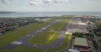 Der aktuelle Flughafen von Bali aus der Luft: Es gibt nur eine Piste.