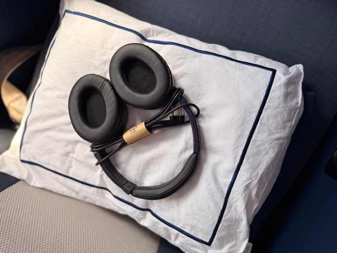 ITA bietet neben guten Kopfhörern eine Decke und ein sehr bequemes Kissen.