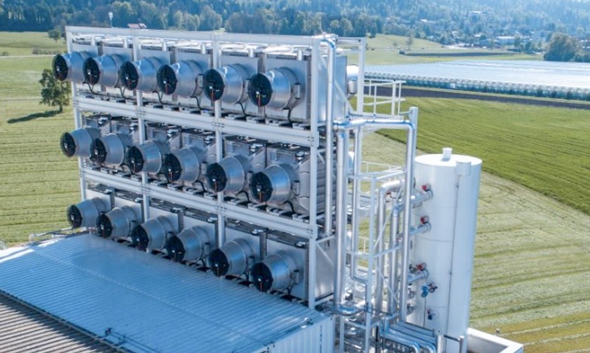 Kohlenstoffdioxid-Kollektor im schweizerischen Hinwil: Biokerosin aus eingefangenem CO2.