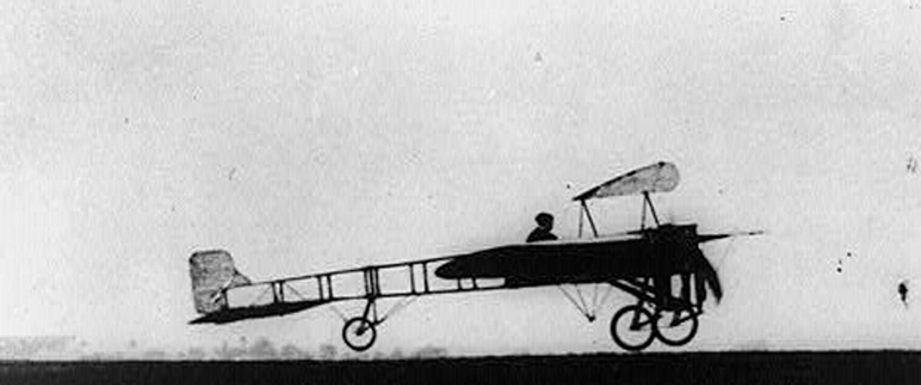 Erstmals überhaupt flog am 30. April 1913 ein Flugzeug auf die Kanarischen Inseln. Pilot Léonce Garnier begeisterte mit seiner Blériot XI die Bevölkerung von Gran Canaria mit seinen Künsten.