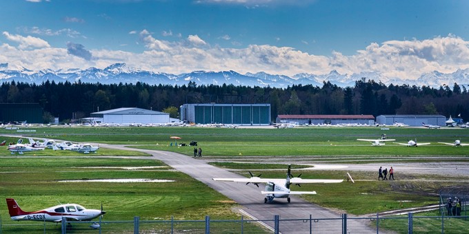 Anreise mit dem Flugzeug möglich. Der Bodensee-Airport Friedrichshafen liegt in unmittelbarer Nähe zur Messe.