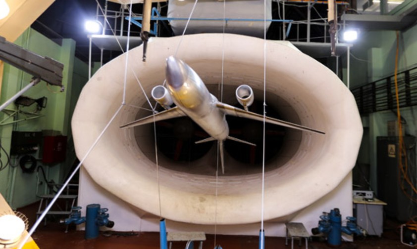 Mit drei kleinen Modellen macht Russland erste Windkanaltests für Langstreckenflugzeug-Konzepte. Die Tests finden kopfüber statt.Hier zu sehen: Entwurf MS-1 mit kreisrundem Rumpf.