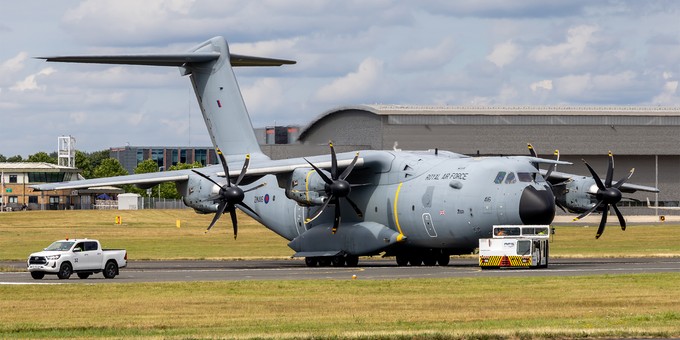 Eine Nummer größer: Airbus zeigt einen A400M der Royal Air Force.