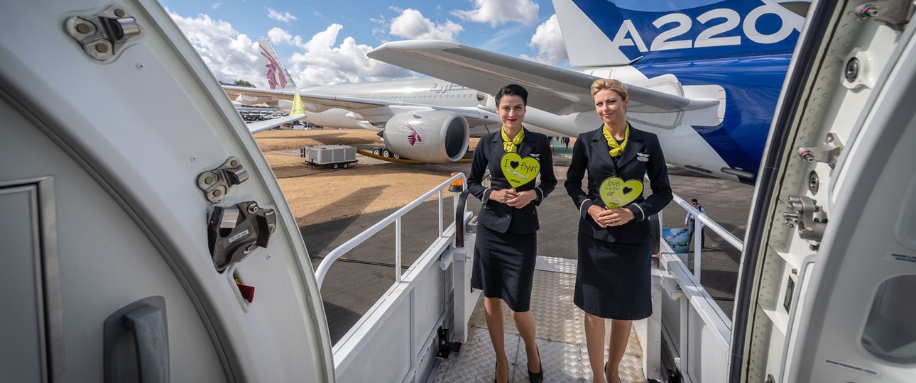 Air-Baltic-Flugbegleiterinnen am A220: Die Airline setzt voll auf das Airbus-Modell.