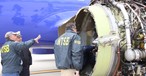 Umgehend hat das Expertenteam des NTSB das Triebwerk der Boeing 737-700 inspiziert.