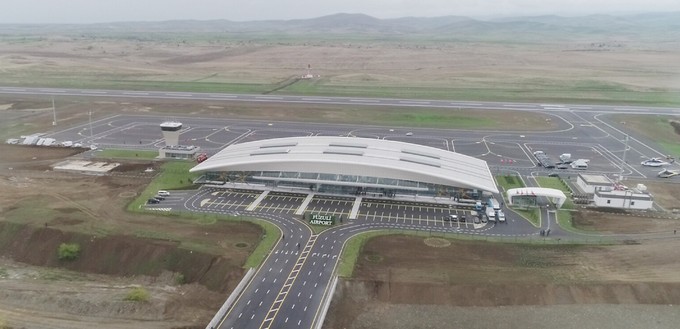 Der Flughafen Fuzuli trägt den Iata-Code FZL und hat eine Piste, die 3000 Meter lang und 60 Meter breit ist.