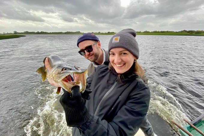 Die beiden Angler freuen sich über einen gefangenen Hecht