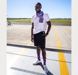Shorts, Tuch, Sneaker. So sieht eine Variante der Bonza-Uniform aus.