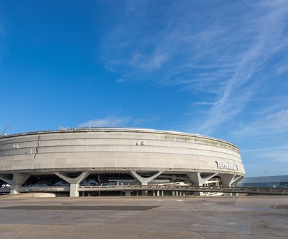 Das Ende der 1960er-Jahre vom französischen Architekten Paul Andreu entworfene Terminal 1 ist ein symbolträchtiges Projekt des Flughafens Paris-Charles de Gaulle. Es wurde am 8. März 1974 eingeweiht.