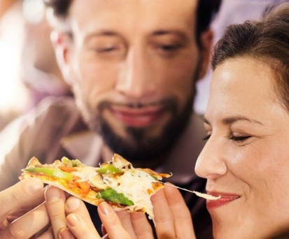 Economy-Passagiere bei Lufthansa: Ein Sandwich lässt sich auch ohne fremde Hilfe verspeisen.