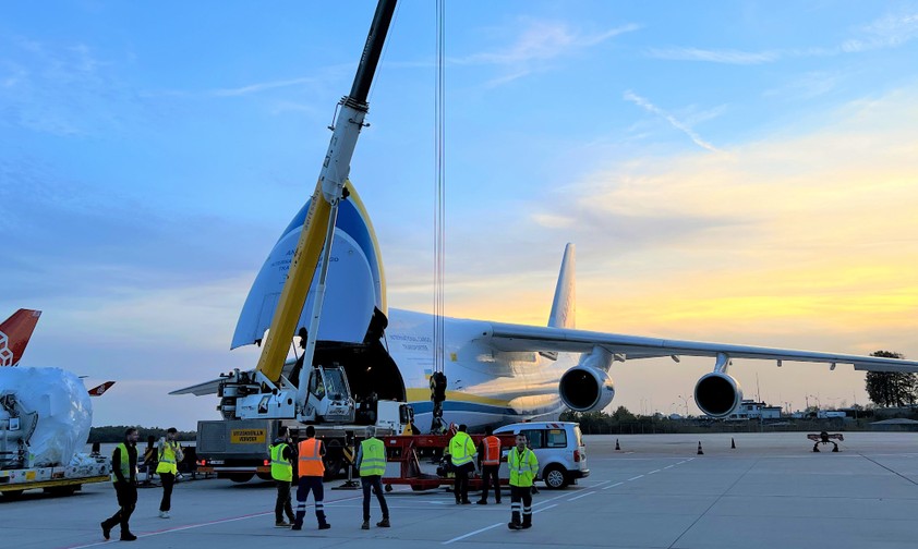 Die Antonov An-124 bei der Beladung in Luxemburg: Der Jet ...