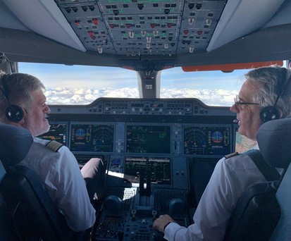 Die Kapitäne Martin Hoell und Georg Obermaier auf dem Flug nach Mallorca: Ungewöhnlicher Einsatz.