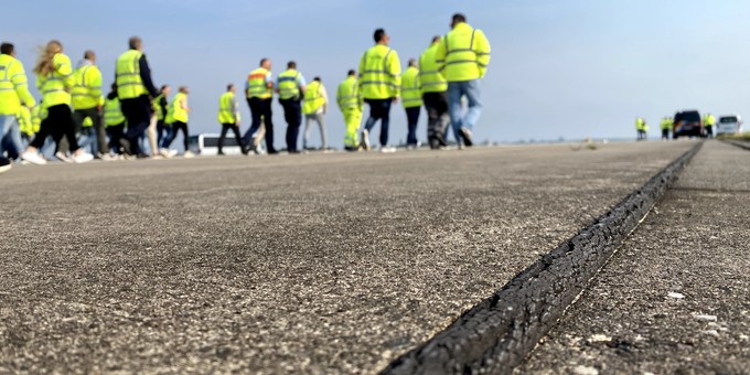 Das Material zwischen den Betonplatten wird irgendwann brüchig.