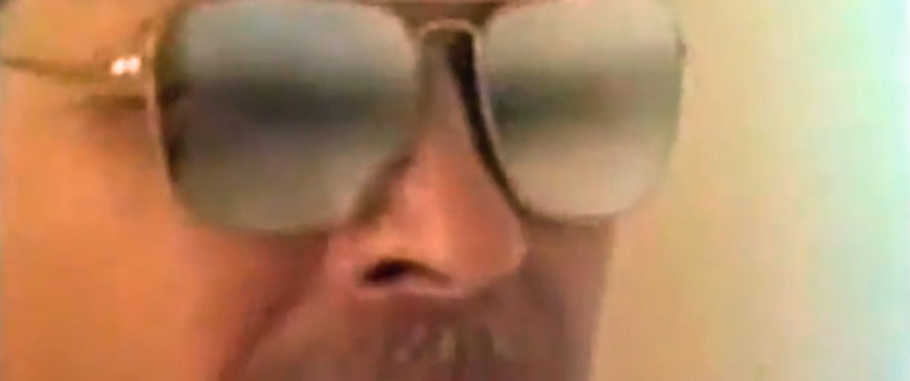 Pilot aus dem Werbespot: Raten Sie, was sich gleich in seiner Brille spiegelt.