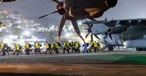 Ankunft mit dem Airbus A400 M in Venezuela: Hilfskräfte des THW mit Spürhunden gehen von Bord.