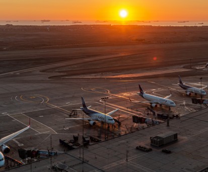 Blick aufs Vorfeld des Flughafens Lima: Das neue Terminal ist so gut wie fertig.