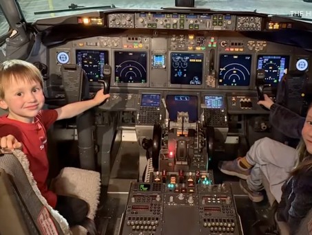 Der Junge mit seiner Schwester im Cockpit einer Southwest-Boeing: Er wurde vim Airlinechef eingeladen.