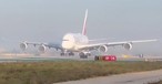 Dieser A380 verschwindet nach dem Start komplett