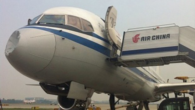 Ein unbekanntes Objekt traf im Flug die Nase der Boeing B757 von Air China...