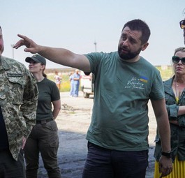 Der ukrainische Unternehmer und Politiker David Arakhamia mit Richard Branson am Flughafen Hostomel: Dort ließ sich ...