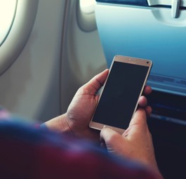 Eine Befragung von Turkish Airlines und Nielsen zeigt: Eine Mehrheit der Deutschen wie auch der Briten, US-Amerikaner, Japaner, Franzosen und Schweden lehnt die Nutzung von Mobiltelefonen während des Fluges ab. In Deutschland ist die Ablehnung am höchsten. Nur 36% wünschen sich hierzulande, dass das Telefonieren an Bord erlaubt wird. Der Grund: 80 % der befragten Deutschen empfinden es als Belästigung oder Störung. 69% finden zudem, es sei nicht nötig, ständig erreichbar zu sein. In Indien liegt der Anteil der Telefon-Befürworter bei 73%, in China bei 70%.