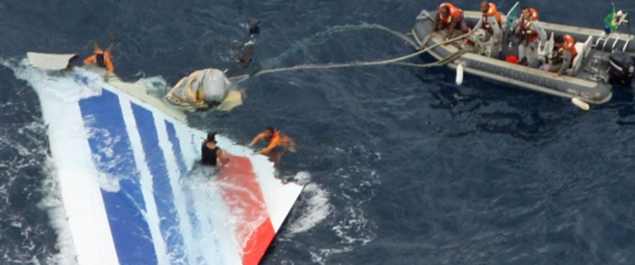 Rettungskräfte finden Anfang Juni 2009 die Heckflosse: Piloten sind aufgebracht.