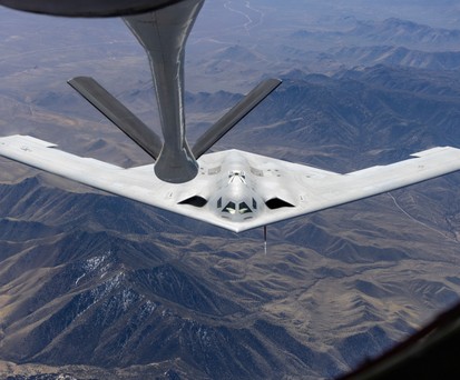 Stealth ist wichtiger als Speed - ein B-21 Raider wird in der Luft betankt.