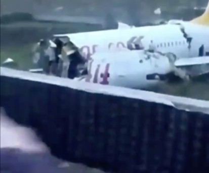 Boeing 737 von Pegasus zerbricht nach Landung in Istanbul