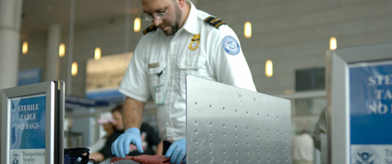 Inkompetente Manager, absurde Regeln: Der Security Check am Flughafen ist wohl der unerfreulichste Teil einer Reise.
