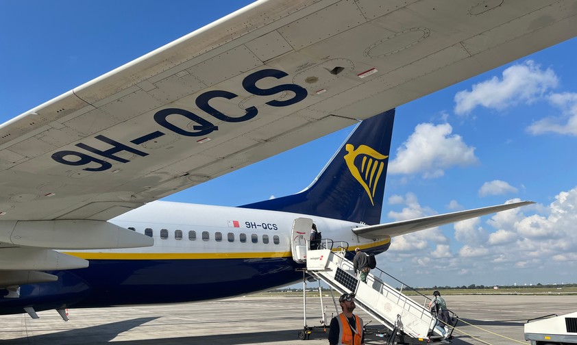 Eine Boeing 737 Malta Air am Flughafen BER: Das Cockpitpersonal verhandelt über einen neuen Tarifvertrag mit dem Management. 