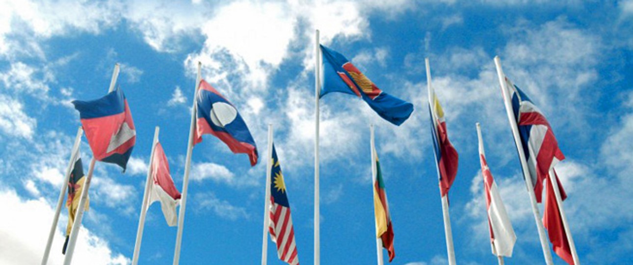Flaggen der Asean-Staaten: Die Länder öffnen ihren Luftraum füreinander.