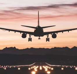 Ein landendes Flugzeug: Neue Sicherheitssysteme in Cockpits ollen Kollisionen am Boden verhindern.