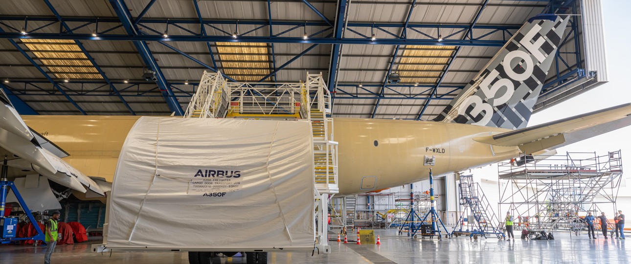 Hier noch eingepackt: Das erste Frachttor für den A350 F ist bei Airbus in Toulouse angekommen.