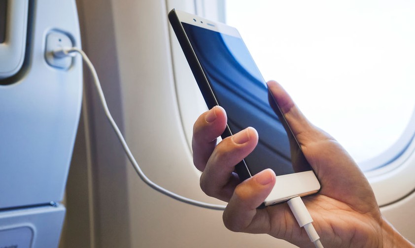 Smartphone lädt im Flieger: Verzichtbar oder nicht?