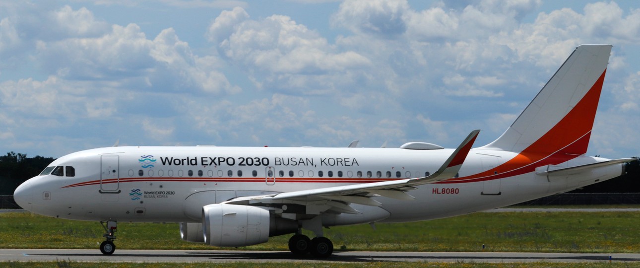 Airbus A319 in der Businessjet-Variante ACJ in Wien: Werbung für die Expo-Bewerbung.