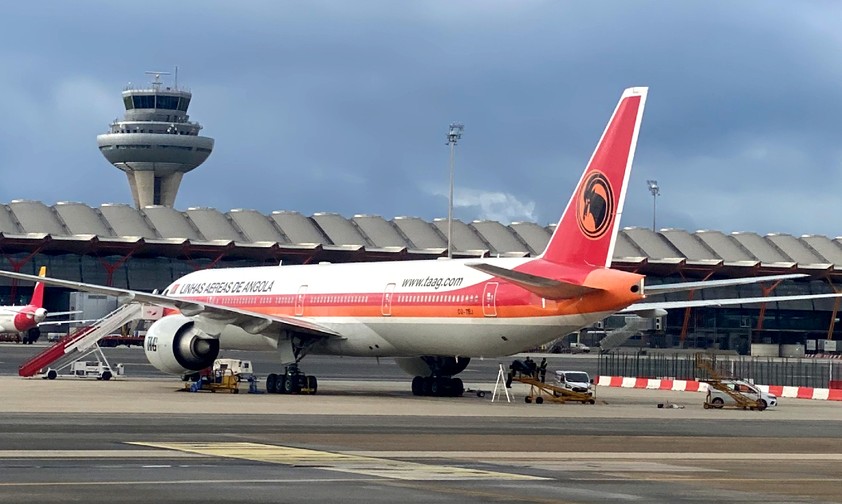 Die aktuelle Bemalung an einem TAAG-Flieger in Madrid im Februar 2023.